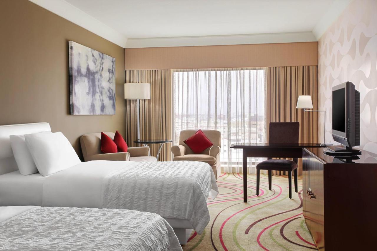 Le Meridien ג'דה מראה חיצוני תמונה A guest room at the Sheraton Jumeirah Hotel