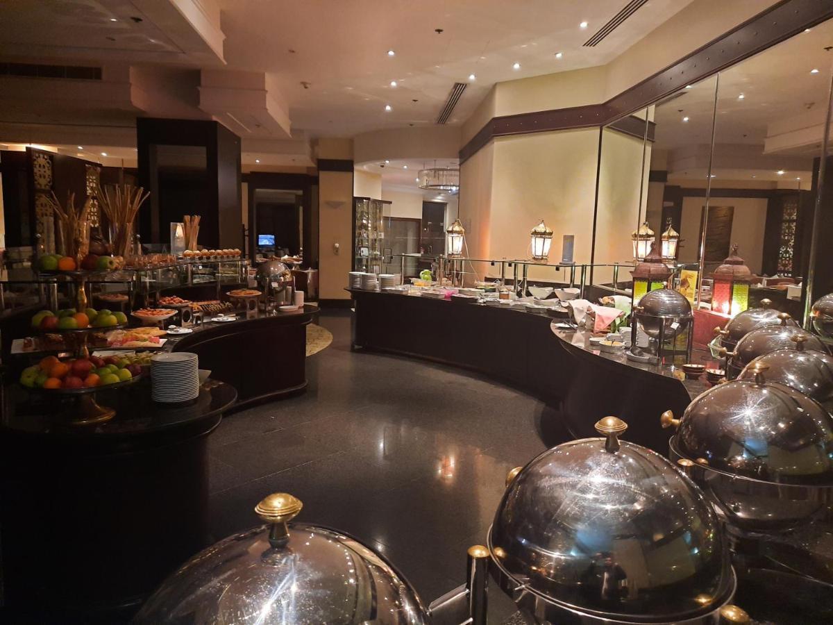 Le Meridien ג'דה מראה חיצוני תמונה The buffet at the hotel