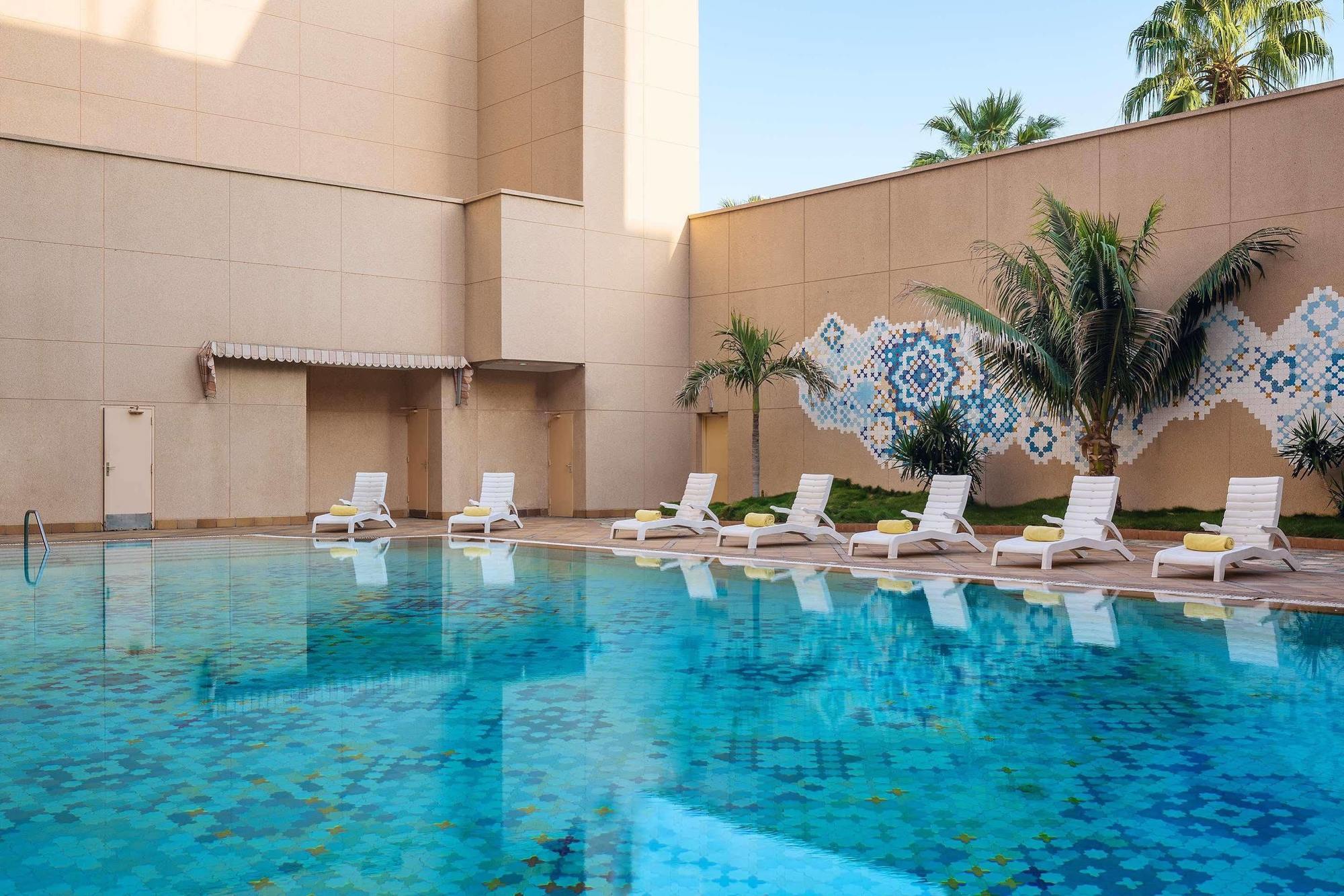 Le Meridien ג'דה מראה חיצוני תמונה Swimming pool at the hotel